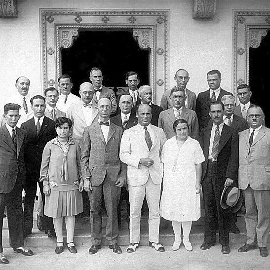 Profesores frente a la escuela de medicina