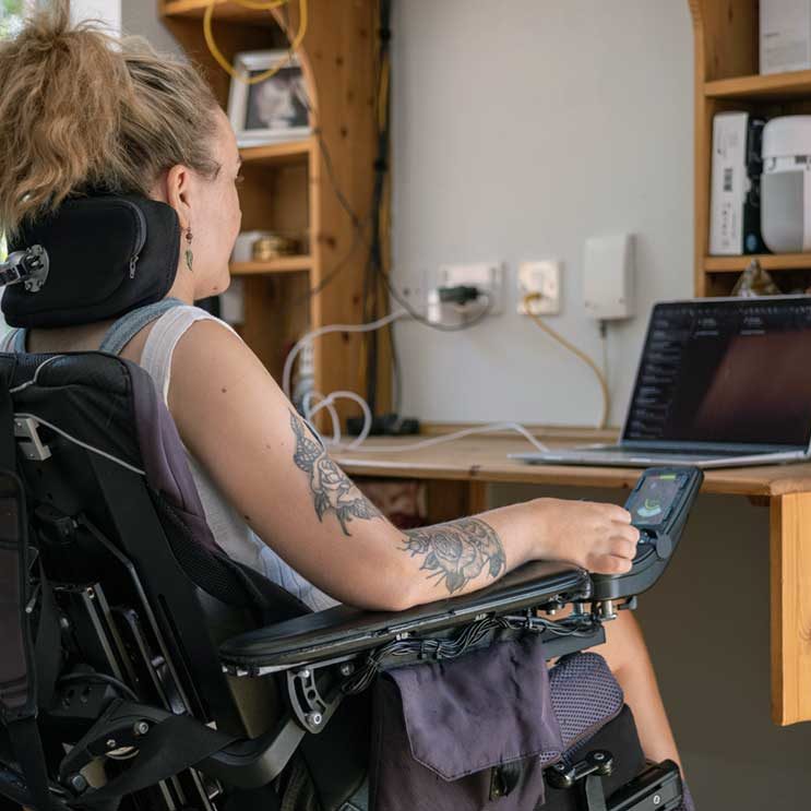 joven en silla de ruedas