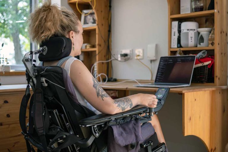 joven en silla de ruedas