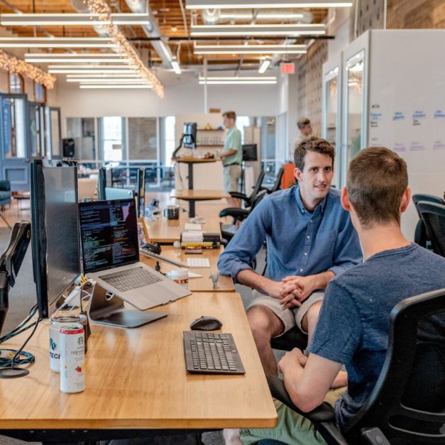 Tertulia en salon conferencias