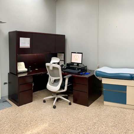 Escritorio y camilla