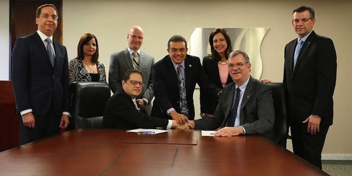 Donativo-a-Escuela-de-Medicina-RCM