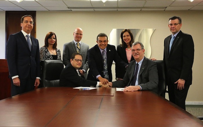 Donativo-a-Escuela-de-Medicina-RCM