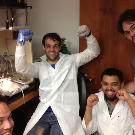 Estudiante celebrando