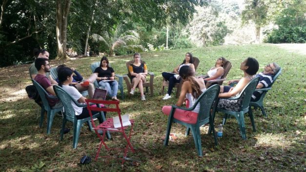 sentados en el campo