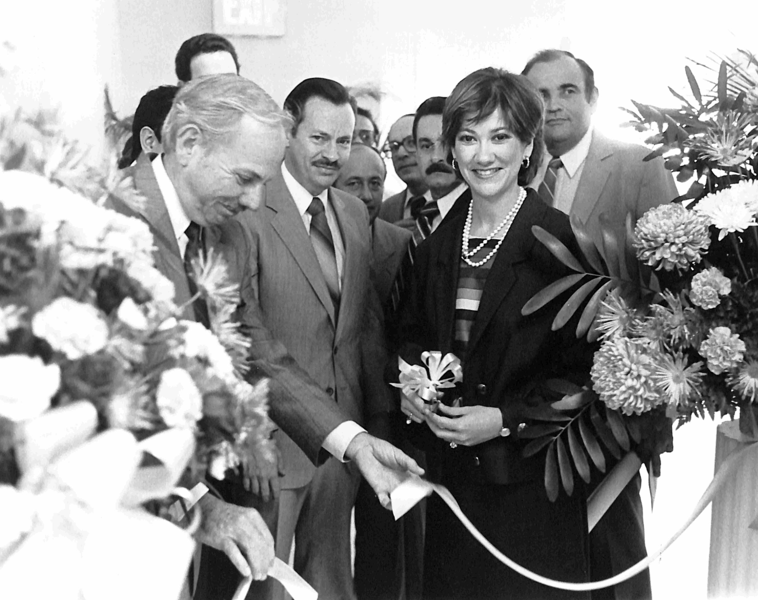 Acto de apertura de las nuevas instalaciones para prestar servicios médicos en la Escuela de Medicina (Mayo, 1984). En primer plano, Dr. Roberto Fortuño, Dr. Norman Maldonado y Dra. Carmen Zorrilla