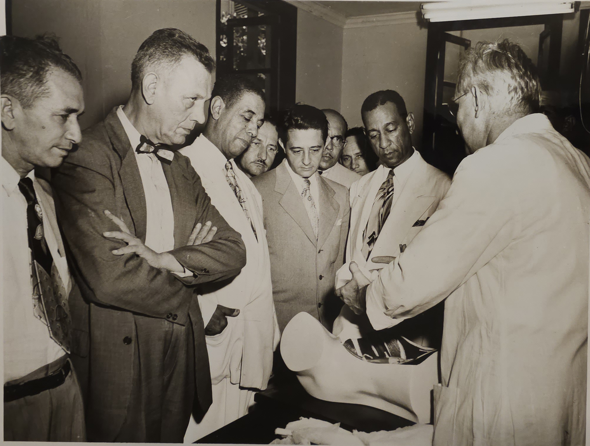 El Dr. Gustave Noback de la clase de anatomia con varios invitados, entre ellos el Rector Benítez y el Presidente de la Cámara de Representantes Ernesto Ramos Antonini