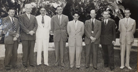 Doctores norteamericanos y puertorriqueños que estudian la organización de la Escuela de Medicina de Puerto Rico.