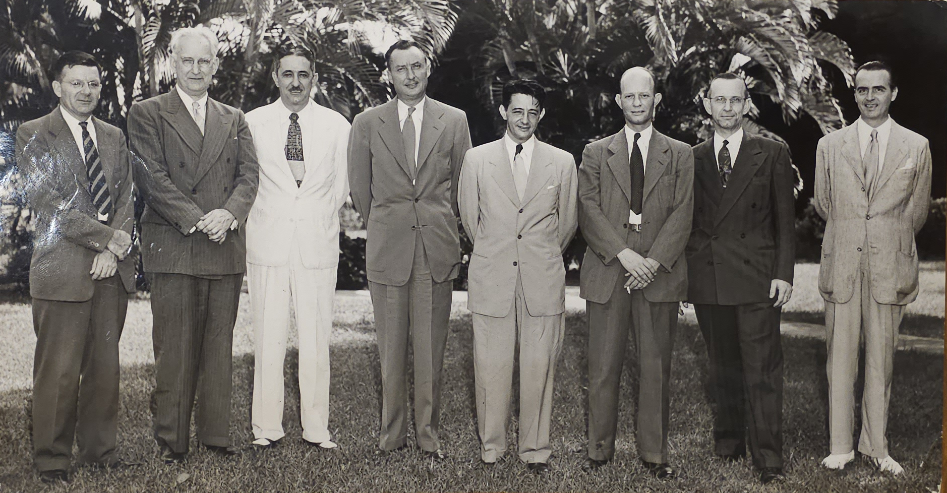 Doctores norteamericanos y puertorriqueños que estudian la organización de la Escuela de Medicina de Puerto Rico.