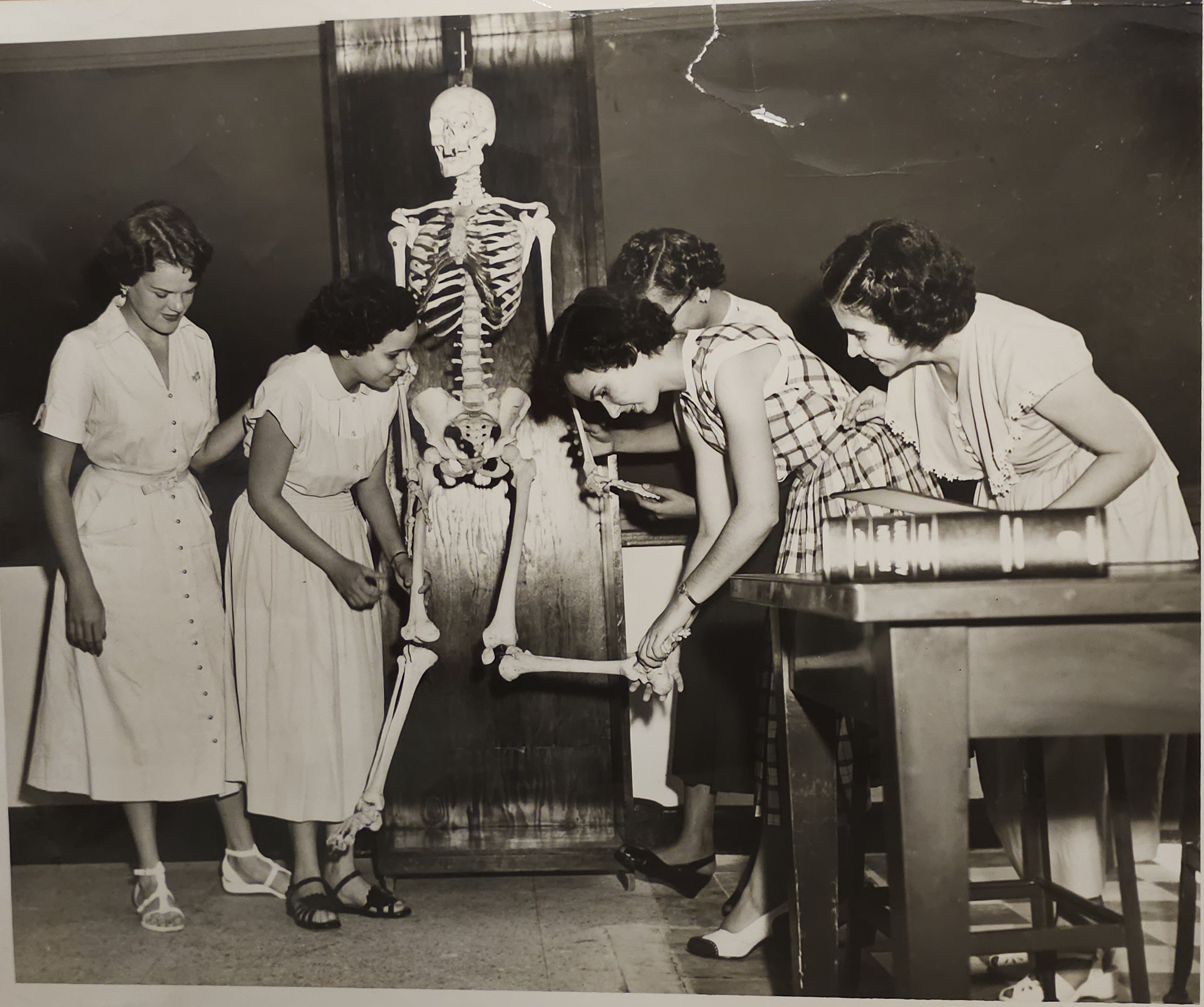 Estudiantes de Medicina mientras estudiaban un esqueleto humano luego de recibir los materiales de trabajo de manos del Dr. Gustave Noback, jefe del Departamento de Anatomía.
