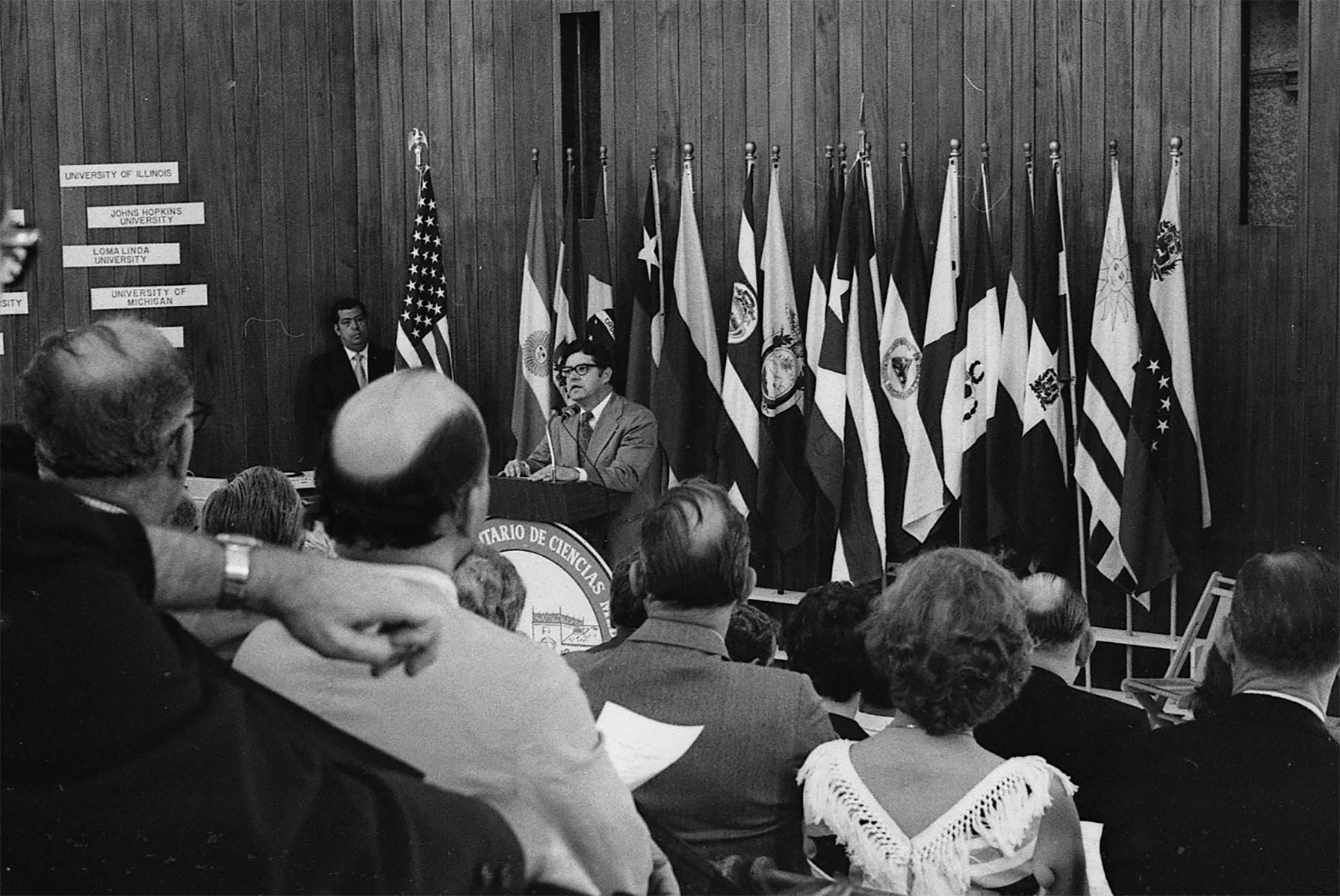 El primer Rector de Ciencias Médicas, Dr. Adán Nigaglioni se dirige a los presentes en el acto de inauguracion del Recinto de Ciencias Medicas - 7 de marzo de 1972