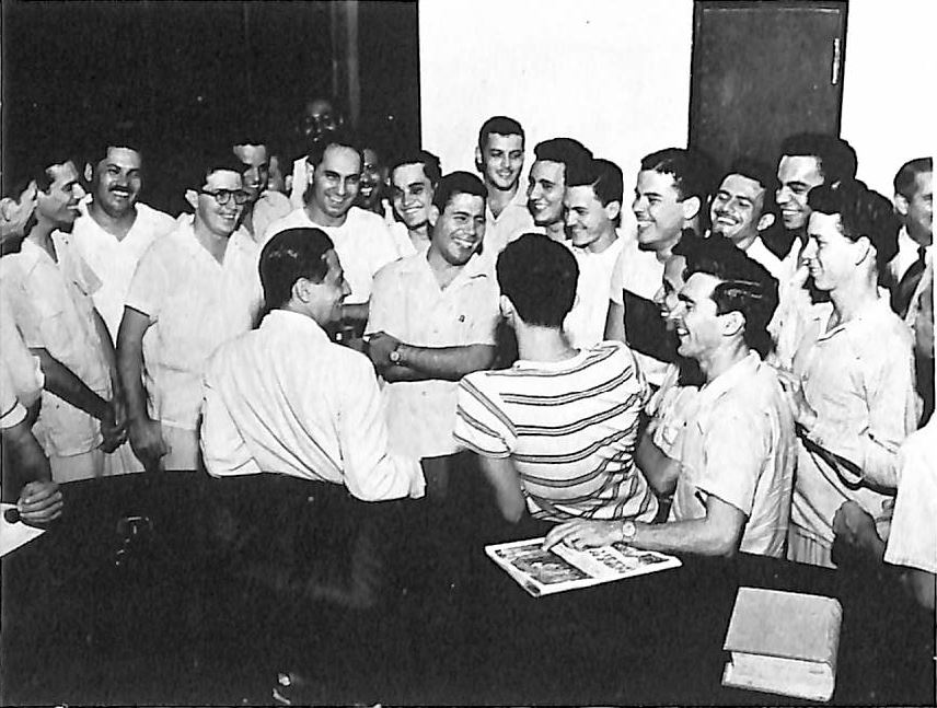 El Rector Benítez comparte con estudiantes de la Escuela de Medicina