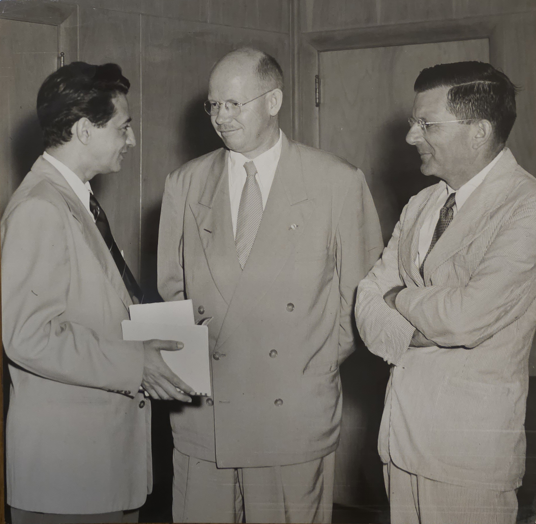 La Universidad de Columbia destacó la labor del Dr. Brown en la Escuela de Medicina. De izquierda a derecha el Rector Jaime Benítez, el Dr. Harold Hinman (Universidad de Columbia) y el Dr. Harold Brown